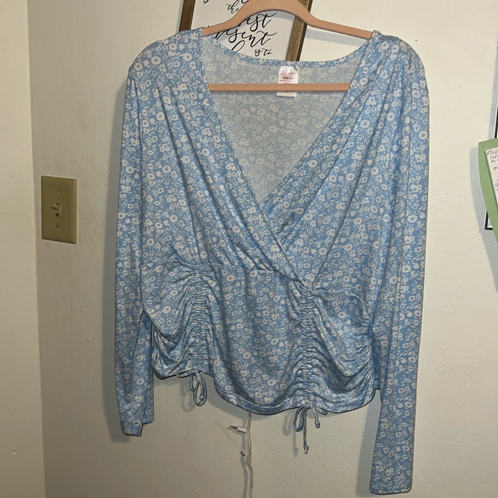 Cute blue qnd white top XXXL